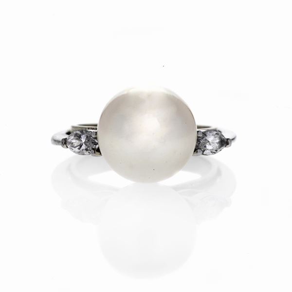 Anello in oro bianco, diamanti e perla coltivata
