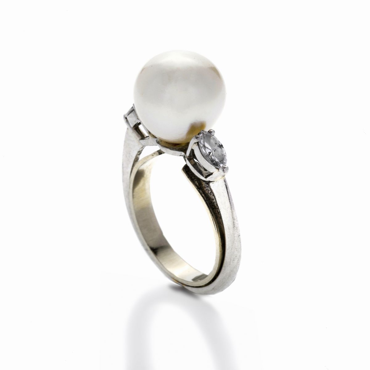 Anello in Oro Bianco, Diamanti e Perla Coltivata