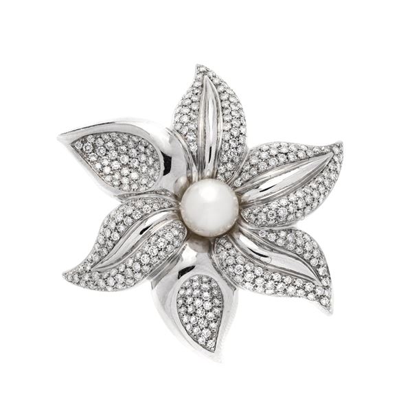 Clip Fiore in oro bianco, diamanti e perla coltivata