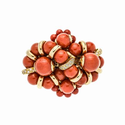 Spilla in Oro Giallo, Diamanti e Corallo Rosso