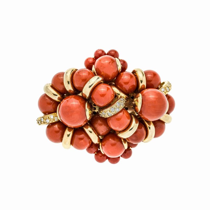 Spilla in Oro Giallo, Diamanti e Corallo Rosso