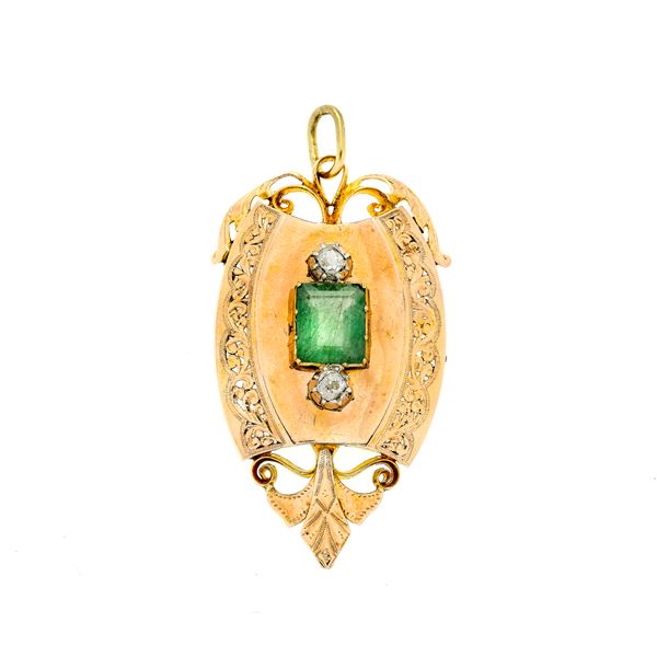 Shield pendant in yellow gold, diamonds and emerald