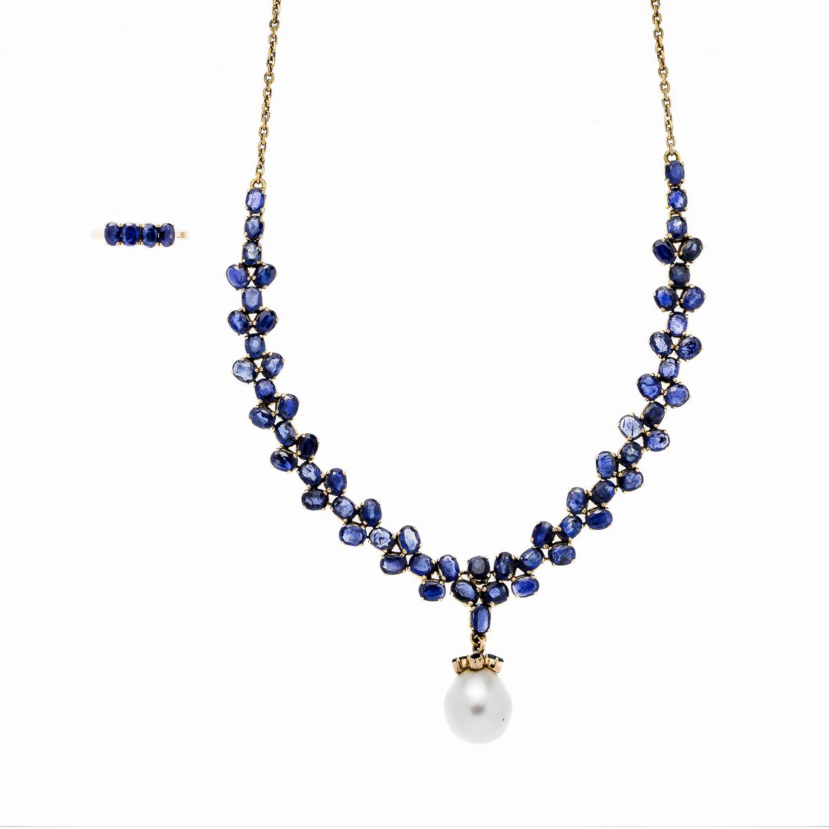 Collier e anello in oro giallo, zaffiri e perla