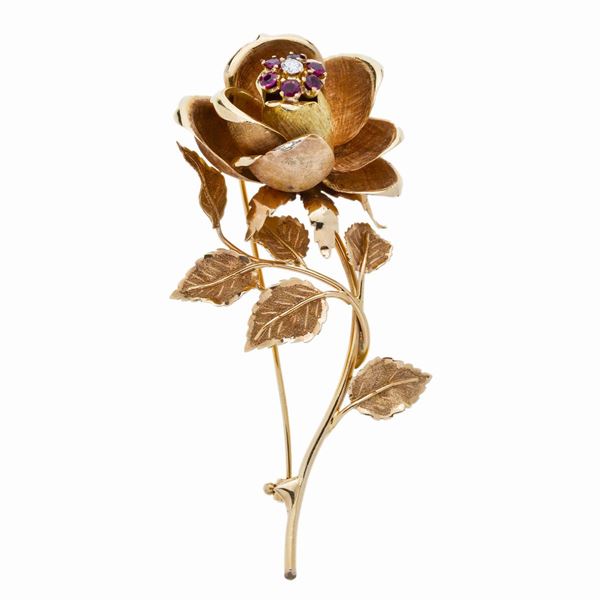 Grande spilla in oro giallo, oro rosa, diamanti  e rubini