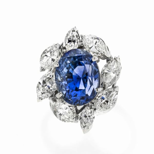 Anello in oro bianco, diamanti e zaffiro