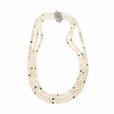 Collana a Tre Fili in Perle Coltivate, Smeraldi con Fermezza in Oro Bianco e Diamanti e Smeraldi