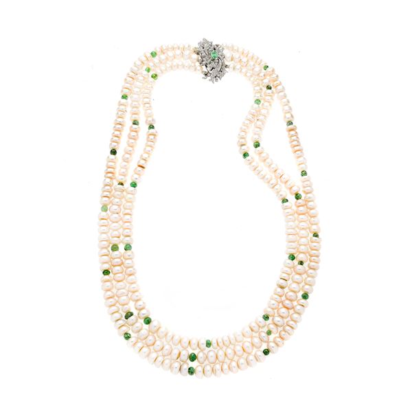 Collana a tre fili in perle coltivate, smeraldi con fermezza in oro bianco e diamanti e smeraldi