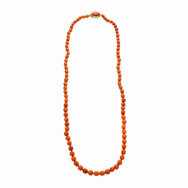 Collana in corallo rosso aranciato e oro giallo  - Asta Asta di Gioielli Antichi, Moderni e Orologi - Curio - Casa d'aste in Firenze