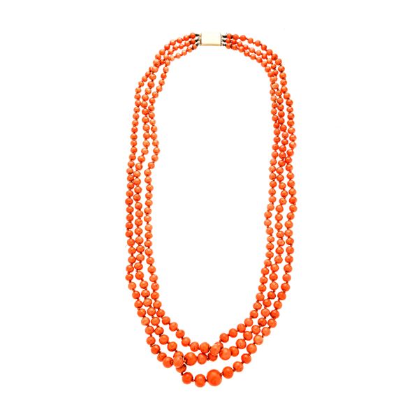 Necklace in orange-red coral and yellow gold