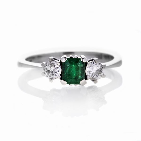 Anello in oro bianco, diamanti e smeraldo