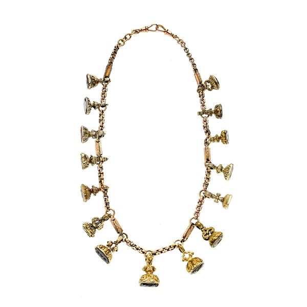 Necklace in a low title gold, princisbecco and engraved hard stones