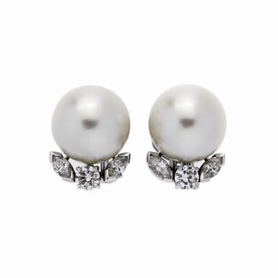 Paio di Orecchini a Clips in Oro Bianco, Diamanti e Perle Australiane