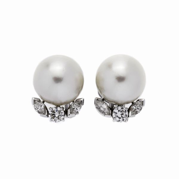 Paio di orecchini a clips in oro bianco, diamanti e perle australiane