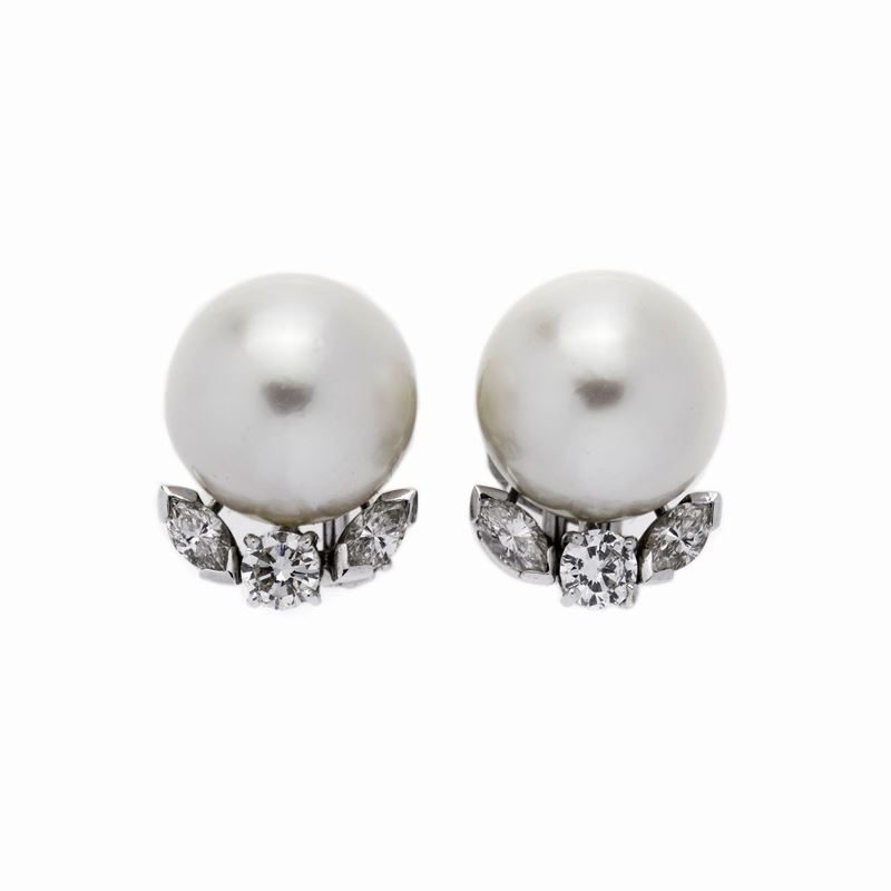 Paio di Orecchini a Clips in Oro Bianco, Diamanti e Perle Australiane