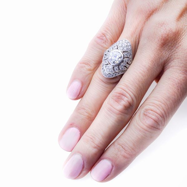 Anello a losanga in platino e diamanti