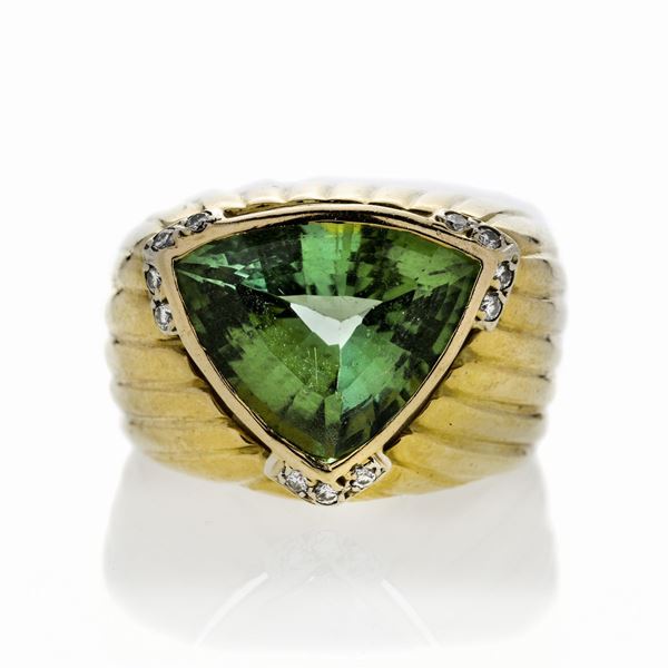 Anello in oro giallo, diamanti e tormalina verde