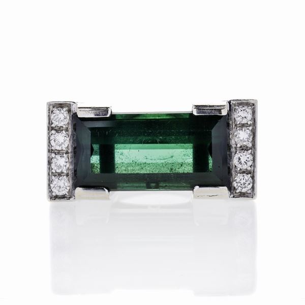 Anello in oro bianco, diamanti e tormalina verde