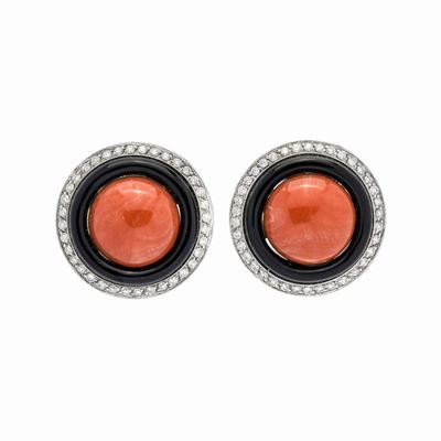 Paio di Orecchini a Clips in Oro Bianco, Diamanti, Onice e Corallo Rosso