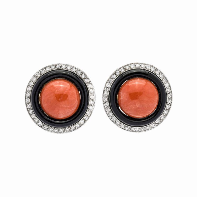 Paio di Orecchini a Clips in Oro Bianco, Diamanti, Onice e Corallo Rosso