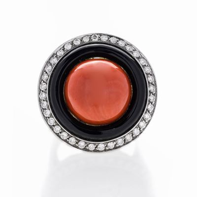 Anello in Oro Bianco, Diamanti, Onice e Corallo Rosso
