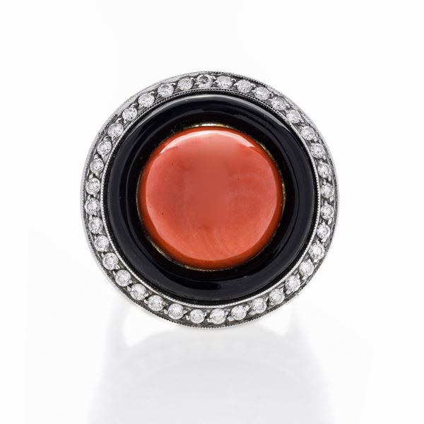Anello in oro bianco, diamanti, onice e corallo rosso