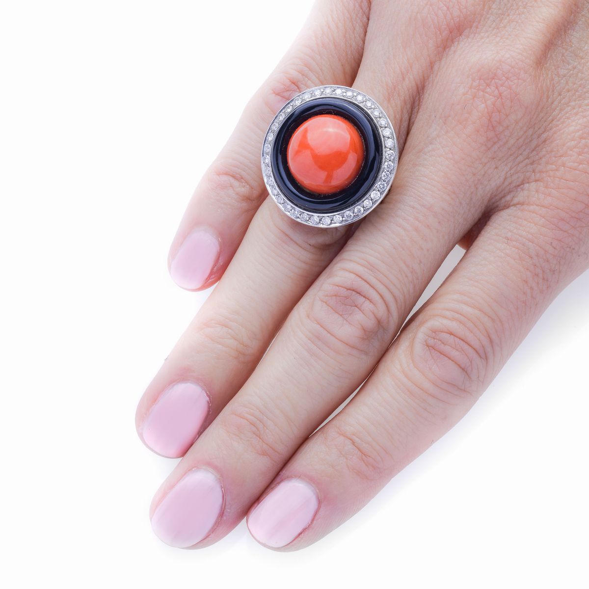 Anello in Oro Bianco, Diamanti, Onice e Corallo Rosso