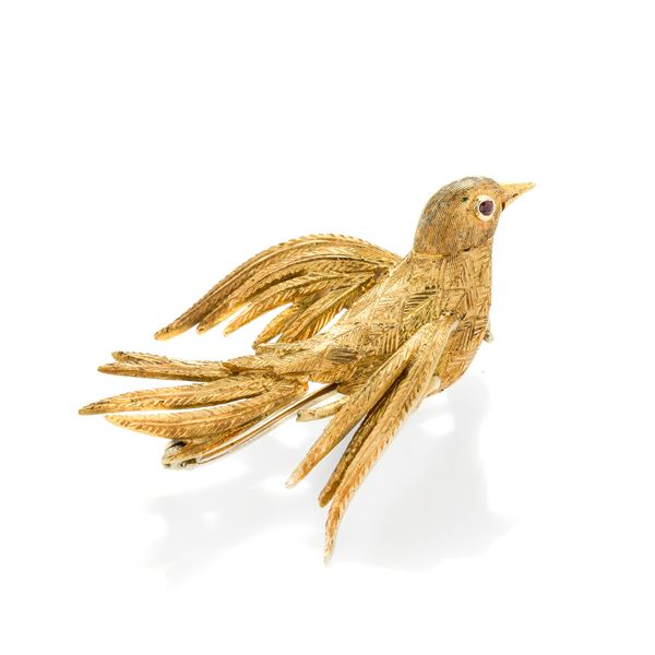 Dove brooch in yellow gold