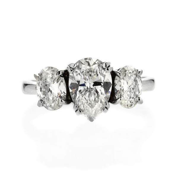 Trilogy ring in white gold and diamonds