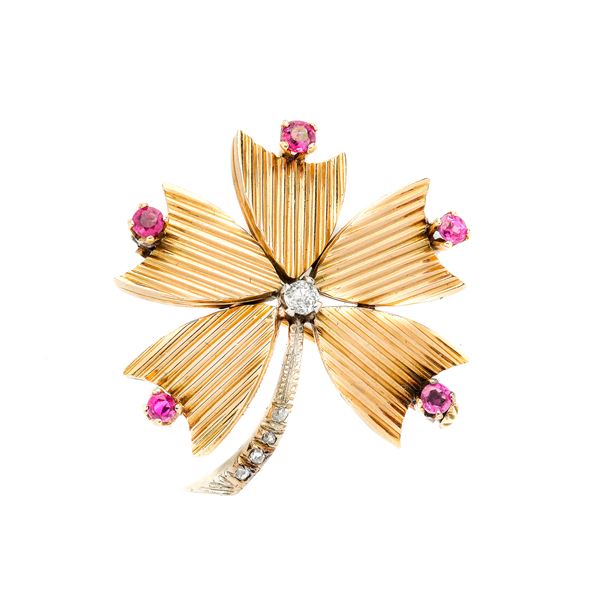 Clover Brooch in yellow gold, white gold, diamonds and rubies