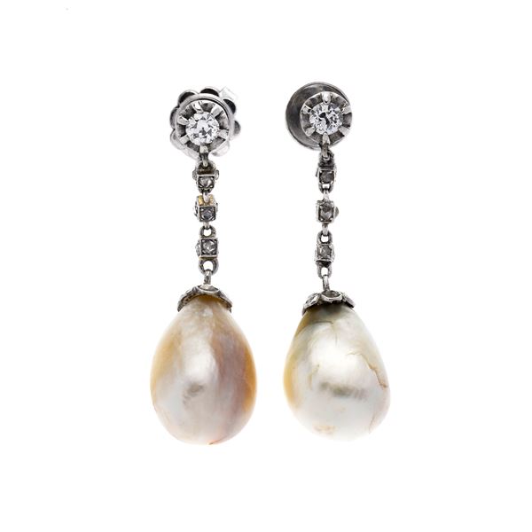 Pair of dangle earrings in white gold, diamonds and pearls