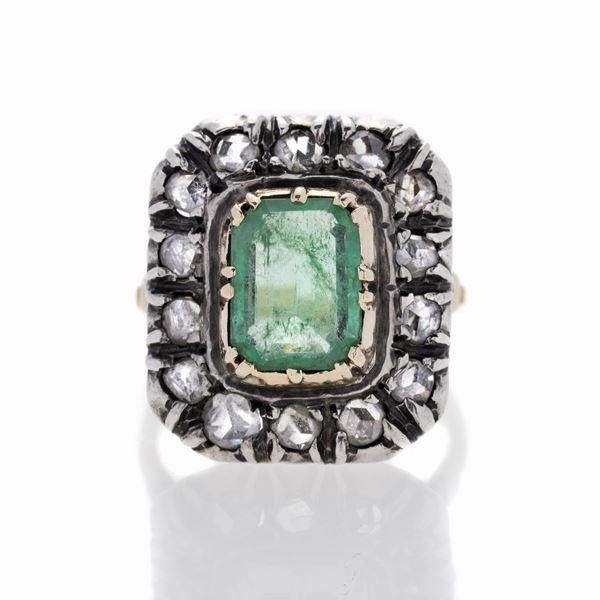 Anello in oro giallo, argento, diamanti e smeraldo