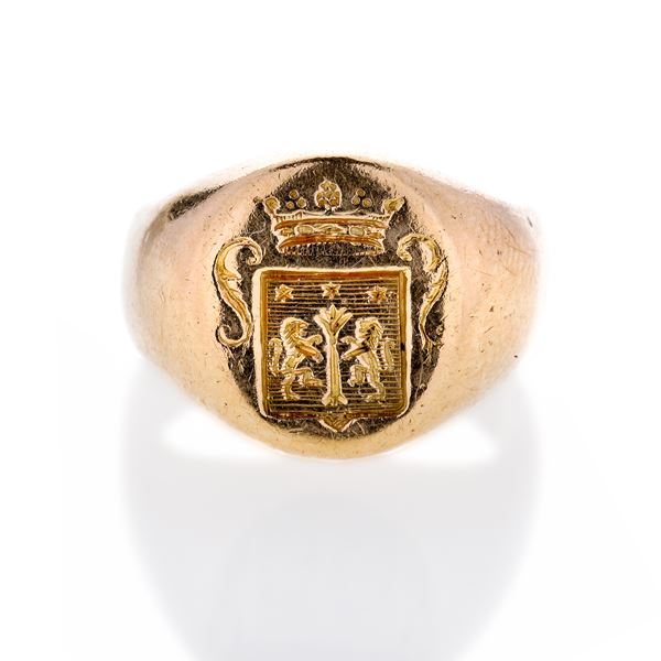 Chevalier ring in yellow gold