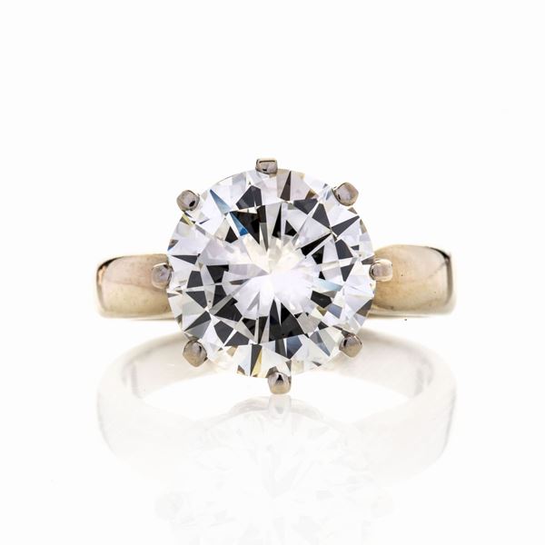 Solitaire ring in white gold and diamond