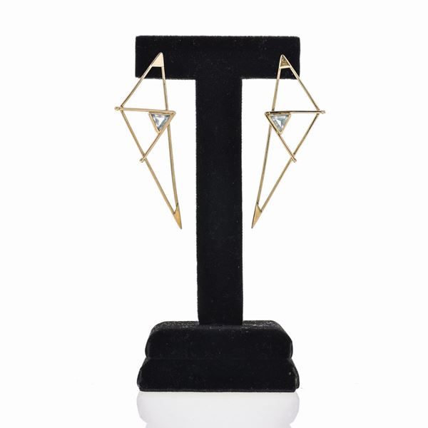 Pair of dangling earrings in yellow gold with a low titer and quartz