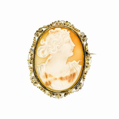 Spilla in Cammeo in Conchiglia e Argento Dorato