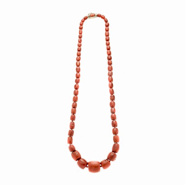 Collana in corallo rosso e oro giallo  - Asta Asta di Gioielli  e Orologi -  Gioielli Antichi da una Collezione Veneziana (lotti 1- 91) - Curio - Casa d'aste in Firenze