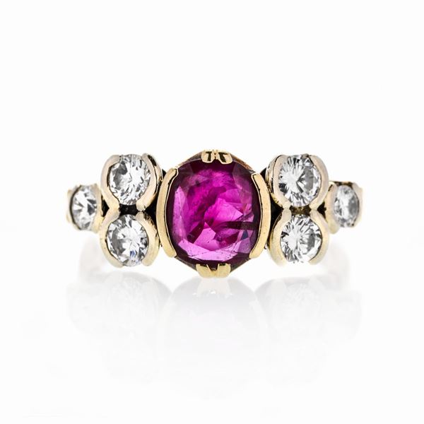 Anello in oro giallo, argento, diamanti e rubino