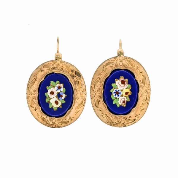 Paio di orecchini a monachella in oro a basso titolo e micromosaico  - Asta Asta di Gioielli  e Orologi -  Gioielli Antichi da una Collezione Veneziana (lotti 1- 91) - Curio - Casa d'aste in Firenze