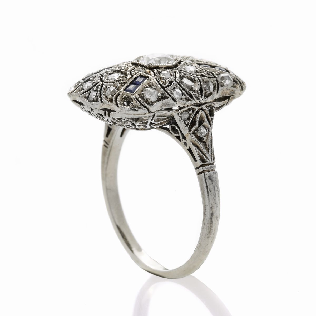 Anello a Cuscino in Oro Bianco, Diamanti e Zaffiri