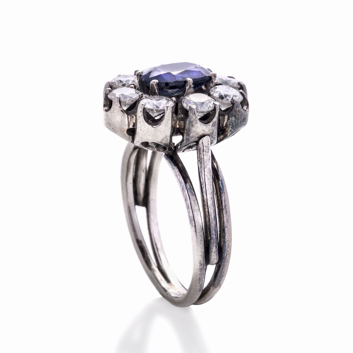 Anello a Margherita in Oro Bianco, Diamanti e Zaffiro