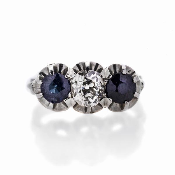 Trilogy ring in white gold, diamonds and sapphire