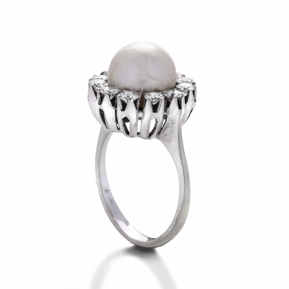 Anello a Margherita in Oro Bianco, Diamanti e Perla
