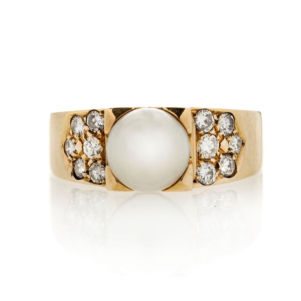 Ring in yellow gold, diamonds and cultivated pearl