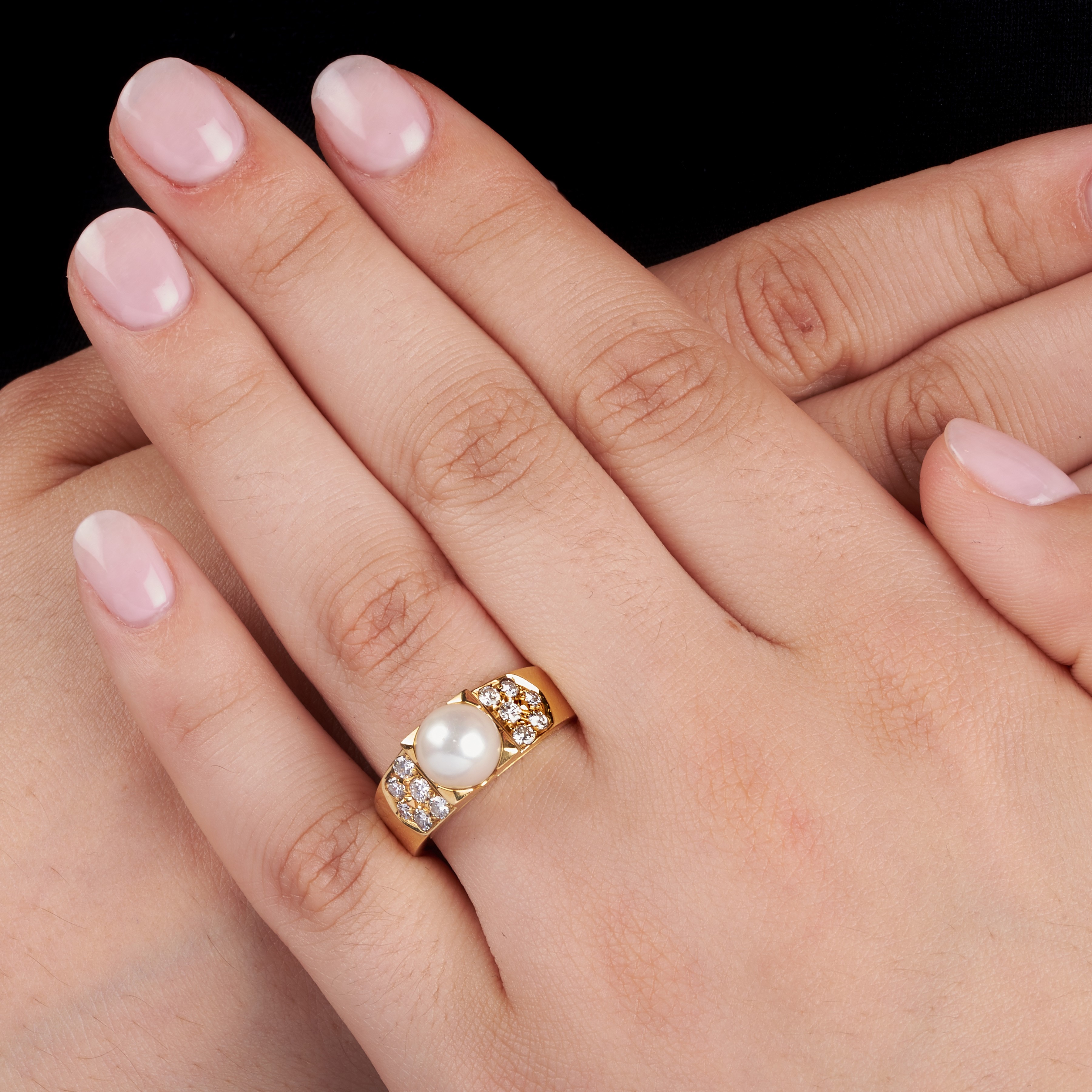 Anello in oro giallo, diamanti e perla coltivata