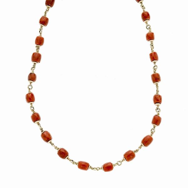 Long necklace in yellow gold and red coral