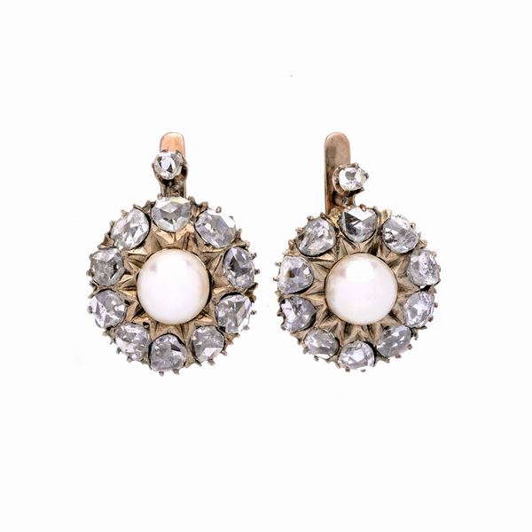 Paio di orecchini a monachella in oro a basso titolo,diamanti e perle  - Asta Asta di Gioielli  e Orologi -  Gioielli Antichi da una Collezione Veneziana (lotti 1- 91) - Curio - Casa d'aste in Firenze
