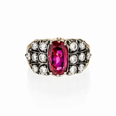 Anello in Oro Giallo, Argento, Diamanti e Rubino Birmano Naturale
