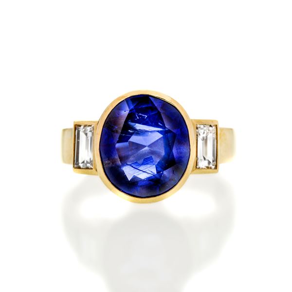 Ring in yellow gold, diamonds and natural sapphire