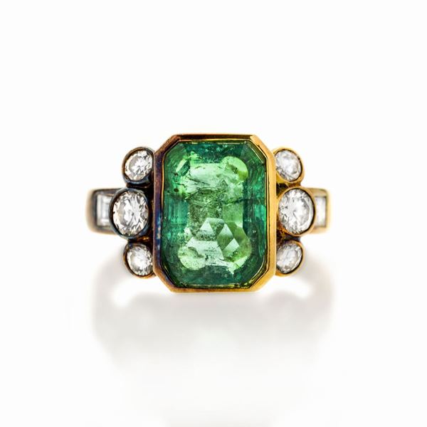 Ring in yellow gold, diamonds and emeralds