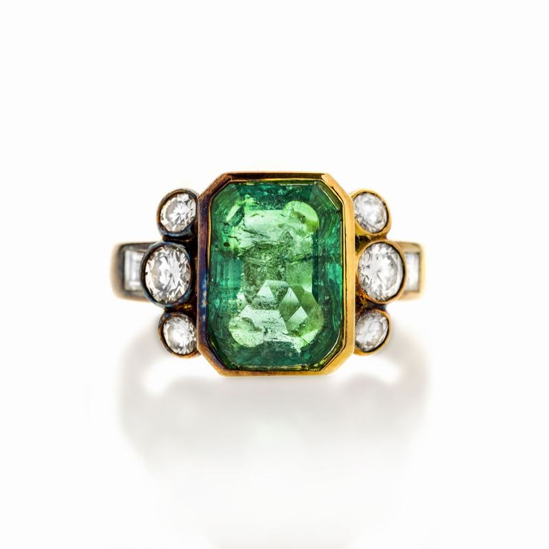 Anello in Oro Giallo, Diamanti e Smeraldo